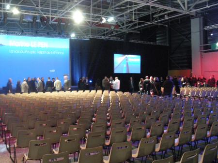 La salle se vide et pourtant...