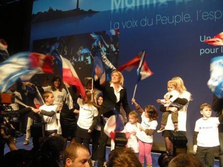 Fin de discours. Une salle qui y croît et...